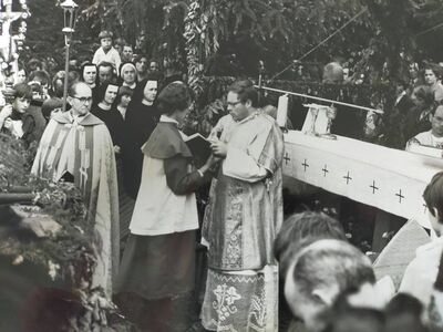ceremonii poświęcenia nowych dzwonów dla kościoła w Pilchowicach 18.06.1978
lewej nasz ksiądz Aleksander Kozieł ,ministrantem Janusz Pawliczek
