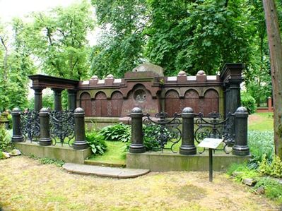 Grobowiec rodziny von Hegenscheidt, w którym pochowany jest również Paul von Schroeter  - właścicieli pałacu w Kuźnii. Gliwicki cmentarz kozielski.
