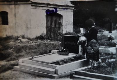 Cmentarz w pilchowicach. W tle widoczna stara kostnica zbudowana na początku XIXw. przez hrabiów Wengerskich. Z albumu pni Joanny Oleksza.
