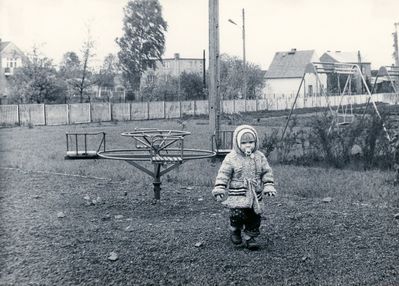Na przedszkolnym placu zabaw. Rok 1989. Z albumu pani Izabeli Jonda
