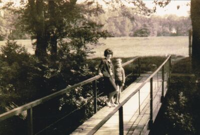 Jadwiga Pendzioła (rocznik 1922) z synem na moście na Bierawce
