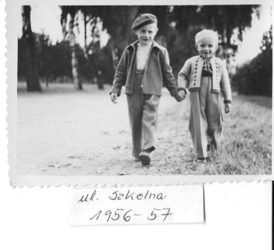 Spacer ulicą Szkolną(dzisiejsza Powstańców). 1956-57. Z albumu pana Ryszarda Przybyś.
