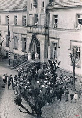Odsłonięcie pomnika żołnierzy, którzy zmarli w pichlowickim szpitalu w czasie I wojny światowej. Zdjęcie z 1941r. 
