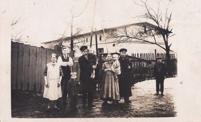 po lewej Aloizy i Elżbieta Hering - Bryłka i ich dzieci. Po prawej prawdopodobnie Ignacy i Julia Hering. ok.1935-1939 W tle dom rodziny Hering. Ze zbiorów pani Magdaleny Baron.
