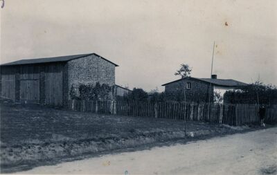Dom rodziny Lazaj. Zbudowany w 1908 r. Zdjęcie z lat 30.XXw. Ze zbiorów pani Luizy Ciupke
