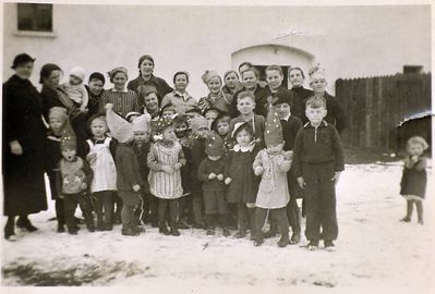 Uczestnicy zabawy sylwestrowej - przedszkolacy i ich rodzice, rok 1938. Przed budynkiem Damrota 5. Ze zbiorów pana Seemana
