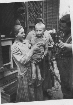 Rodzina Plaskuda na podwórku na Dolnej Wsi ok .1935r.
