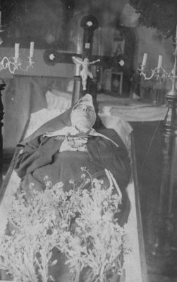 Zdjęcie pośmiertne Klary Dylla, któr należała do III zakonu franciszkańskiego i zgodnie z jego reguła została pochowana w habicie, choc miała męża i dzieci. Zmarła w 1944r. Ze zbiorów pani Doroty Mroncz.
