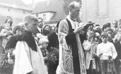ksiądz Alfons Nossol (obecnie biskup) podczas ogrzebu ks.proboszcza Kolarczyka w 1965r.
