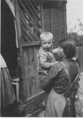 Rodzina Plaskuda na podwórku na Dolnej Wsi ok .1935r.
