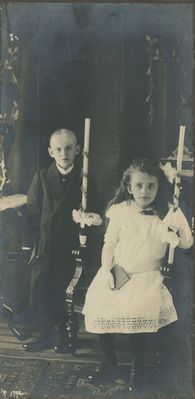 Pierwsza Komunia dzici nauczyciela Karla Kaluza.Po lewej być może Franz Kaluza - przyszły ksiądz, urodzony 1901r. Zdjęcie wykonane ok 1910-12r. 
