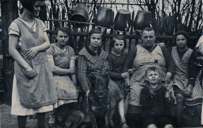 Pani Lazaj z dziećmi. Wielopole początek lat 30.XXw. Leboszowice. Zdjęcie ze zbiorów Pani Luizy Ciupke. 
