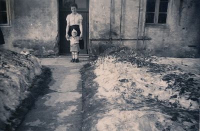 Przed domem (obecnie Damrota 3) od strony podwórka. Lata 30.XXw. Zdjęcie z albumu pani Luizy Ciupke.
