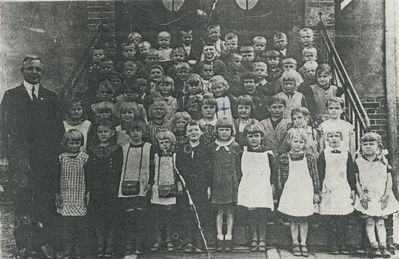 Uczniowie szkoły przy obecnej ulicy Powstańców.Rok 1937. Po lewej nauczyciel Kleinert.Ze zbiorów pani Rózy Matuszczyk.
