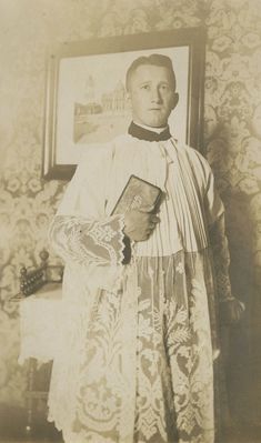 Ks.Izydor Przybysz , ur.1901, pochodził z Pilchowic, był proboszczem w Bodzanowicach
