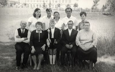 I Komunia św. ok.1968r. W tle szkoła przy ówczesnej ul.Świerczewskiego.  Z albumu pani Leokadii Piechuta.
