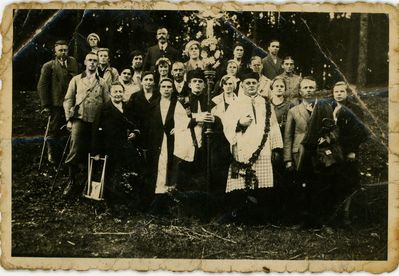 Pilchowicka pielgrzymka na Annaberg- prawdopodobnie rok 1928, rok prymicji pochodzacego z Pilchowic księdza Franza Kaluzy widocznego na zdjęciu. XXw. Zdjęcie ze zbiorów p.Adriana Aniśko
