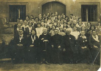 Pilchowicka SOdalicja Mariańska w pierwszej połowie lat 30.XXw.(1933?) Po prawej sędziwy ks.proboszcz Thomas Kubis (zm.1936) , w środku wikary ks.Robert Janotta.
