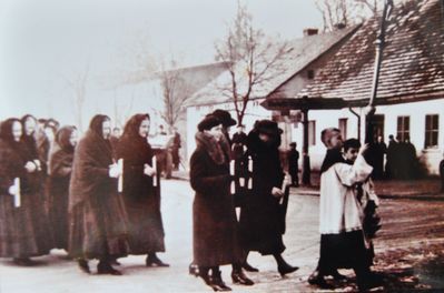 Uczestnicy pogrzebu Feliksa Michalskiego w 1939r. W kondukcie idą płaczki- kobiety ze świecami.
