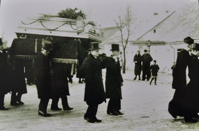 Najprawdopodobniej pogrzeb Feliksa Michlskiego w 1939r. Zdjęcie zrobionena skrzyzowaniu ulic Dworcowej i Damrota (w tle widać niemieckojęzyczne drogowskazy).
