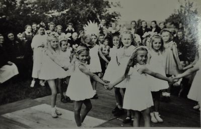 Pilchowickie przedszkolaki ok.1941r. podczas festynu. Z albumu pani Eleonory Lenża-Pyka
