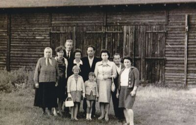 Rodzina Pendzioła na tle stodoły na Bierawce.
