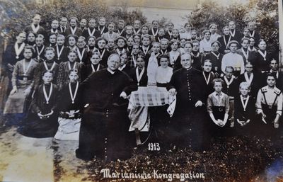 Pilchowicka SOdalicja Mariańska w roku 1913. Po lewej ks.proboszcz Thomas Kubis a po prawej prawdopodobnie wikary ks. Franz Haase. 
