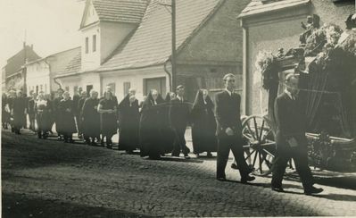 Pogrzeb idący ulicą Dworcową
