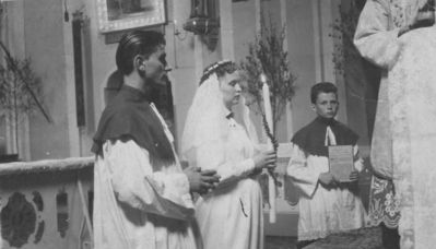 ślub w pilchowickim kościele, lata 1956-7. Część ceremoni nazywana "wywód", kiedy na początku mszy panna młoda sama podchodzi do ołtarza. Ze zbiorów pani Doroty Mroncz
