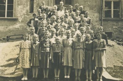 Koniec lat 50.XXw. Szkoła mieściła się wówczas w zamku. Z albumu pani Doroty Mroncz.
