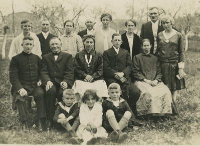rok 1929.Ślub Emmy Garcorz z Franzem Przybysz. Pilchowice. Po lewej siedzi ks.Izydor Przybysz, póxniejszy proboszcz w Bodzanowicach
