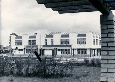 Przedszkole w Pilchowicach otwarte we wrześniu 1987. Zdjęcie wykonano 26.04.1989. Zdjęcie ze zbiorów pani Izabeli Janda i rodziny Chowaniec. 
