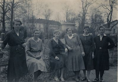 Uczennice Szkoły Gospodarstwa Domowego prowadzonej przez siostry boromeuszki, na tle pilchowickiego zamku. Początek lat 30.XXw. Ze zbiorów pani Luizy Ciupke.
