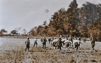 Dzieci z sierocińca grają w piłkę. Sierociniec prowadzony przez siostry boromeuszki istniał w Pilchowicach w latach 1922-1945.
