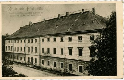 Pałac na widokówce wydanej z okazji 50-lecia istnienia Seminarium nauczycielskiego w roku 1917.

