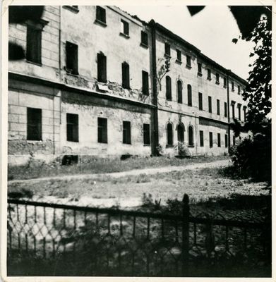 Pałac , w którym mieścił się sierociniec prowadzony przez siostry boromeuszki. Pozostałości wysadzono w powietrze w latach 60., budynek nie istnieje.
