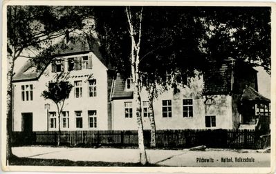 Szkoła przy dzisiejszej ulicy Powstańców (dawniej Szkolnej). Zbudowana na poczatku XXw. Spalona przez Rosjan w 1945r.
