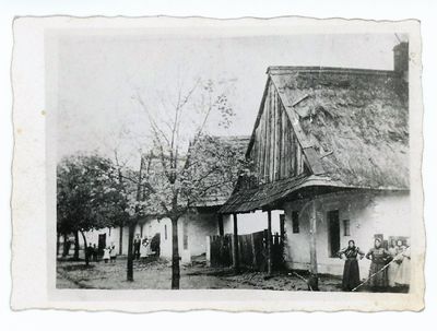  Drewniana zabudowa Rynku na początku XXw. (widok od strony piekarni w kierunku banku).Zdjęcie ze zbiorów pani Joanny Oleksza. 
