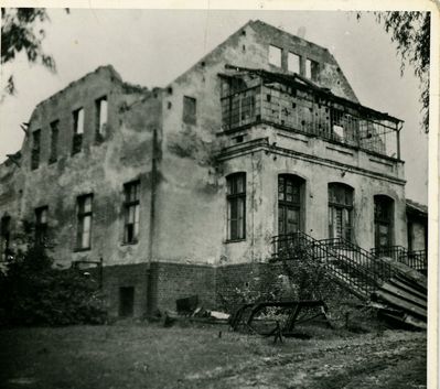 Marienstieft- Szpital dla Kobiet  zbudowany z inicjatywy dr Moritza, poświęcony w 1911. Prowadziły go siostry Służebniczki NMP. Trzy z nich zamordowali Rosjanie w styczniu 1945r. Budynek podpalono. Po odbudowie istnieje do dziś.
