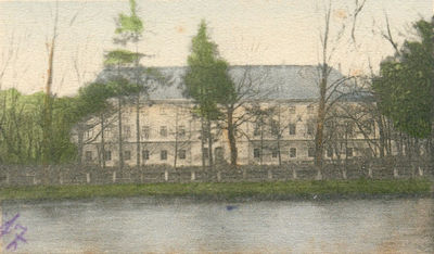 Widok pałacu od frontu , koniec XIXw. (miesciło się tam wówczas Królewskie Katolickie Seminarium Nauczycielskie) 
