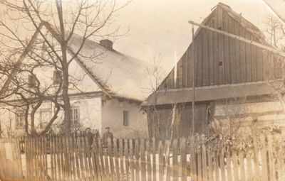 Dom rodziny Staniura. Staniura był ostatnim sołtysem Dolnej Wsi przed przyłączeniem jej do Pilchowic w 1930 roku. Zdjęcie ze zbiorów rodziny Wladarz.
