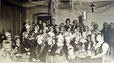 Zabawa sylwestrowa zorganizowana dla przedszkolaków i ich rodziców w 1937r. Przedszkole mieściło się wówczas na ulicy Seminaryjnej (obecnie Damrota 5), na pierwszym piętrze. Zdjęcie ze zbiorów pana Seemana.
