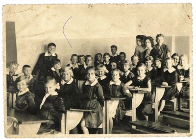 Uczniowie w jednej z klas zamkowych(rocznik 1951). Zdjęcie zrobione na początku lat 60. Ze zbioró pani Joanny Oleksza.
