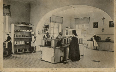 Wnętrza pałacu, lata 30.XXw. Kuchnia. Udostępnione przez pania Luizę Ciupke.(seria widokówek na temat Sierocińca powadzonego przez boromeuszki) 

