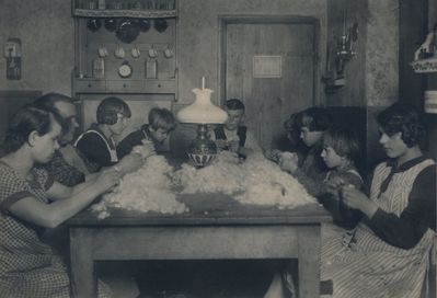 Szkubanie piyrza w domu rodziny Lazaj na Wielopolu. Rok 1930. Z albumu p.Luizy Ciupke
