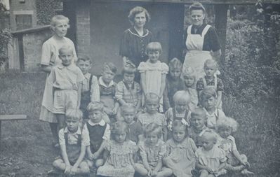Pilchowickie przedszkolaki  około 1951roku. W środku stoi wychowawczyni pani Szulc . Z lewej i z prawej strony stoją kucharki, z prawej pani Kapol. Przedszkole mieściło się wówczas w Willi doktora Bartscha czyli w budynku obecnego Ośrodka Zdrowia.
