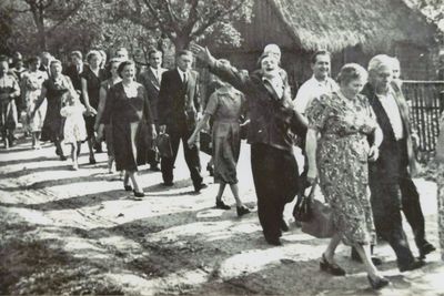 Wesele Elżbiety Rusin i Gintera Jegielka w 1959 roku . Orszak weselny idzie  ulicą Dolna Wieś na salę u Nowaka.
