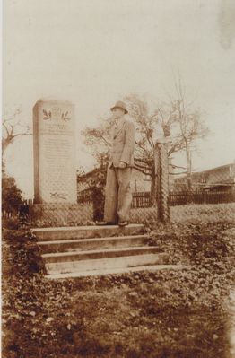 Pomnik poległych w I wojnie światowej mieszkańców Dolnej Wsi. Zdjęcie ze zbiorów pana Józefa Nierychło.
