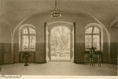 Wnętrza pałacu, lata 30.XXw. Wejście główne. Udostępnione przez pania Luizę Ciupke.(seria widokówek na temat Sierocińca powadzonego przez boromeuszki) 
