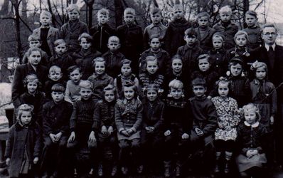 zdjęcie zrobione w końcu lat 50. XXw. kiedy szkoła mieściła się w zamku. Po lewej nauczycielka Krystyna Szyja.  Zdjęcie z albumu pana Chowaniec.
